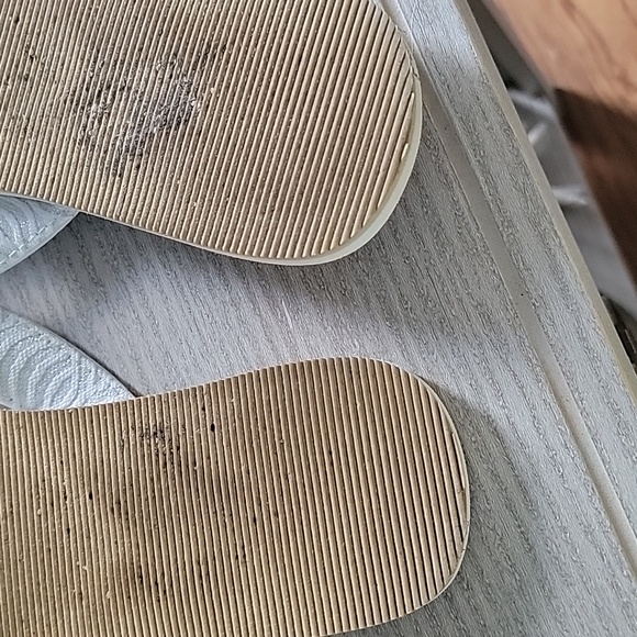 Nautica Flip Flops - Picture 5 of 7